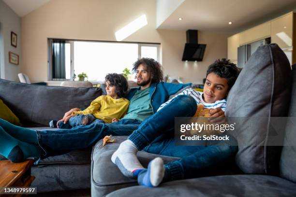 relajarse en familia en el sofá - couch potato refrán en inglés fotografías e imágenes de stock