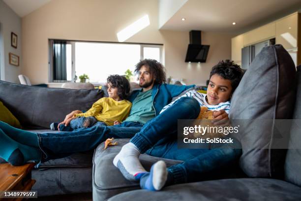 família relaxando no sofá - couch potato expressão em inglês - fotografias e filmes do acervo