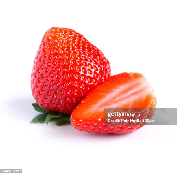 close-up of strawberries against white background - coronaal doorsnede stockfoto's en -beelden