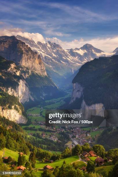 scenic view of mountains against sky - lauterbrunnen photos et images de collection