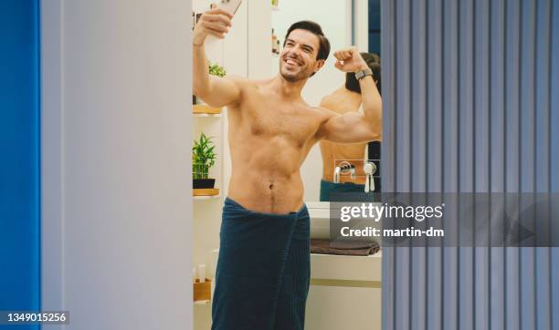 мan taking selfie after shower - tronco nu imagens e fotografias de stock