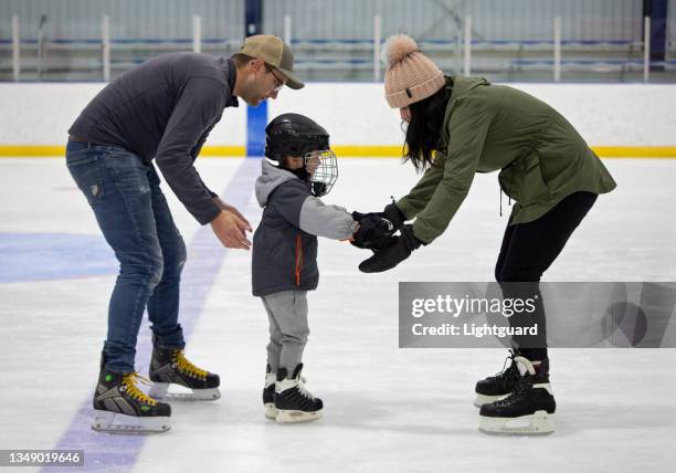 お母さんとお父さんとスケート - アイススケート ストックフォトと画像