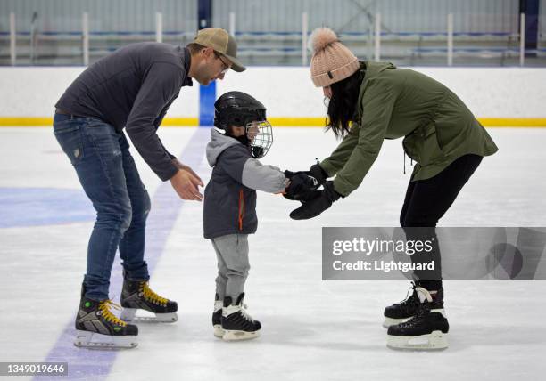 skating with mom and dad - patim de gelo imagens e fotografias de stock