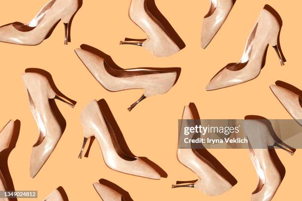 fashion pattern with woman's  high-heeled shoes on beige orange background. black friday  beauty modern concept. - orange shoe 個照片及圖片檔