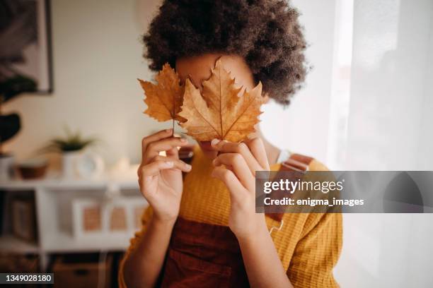 the girl is having fun - autumn decoration 個照片及圖片檔