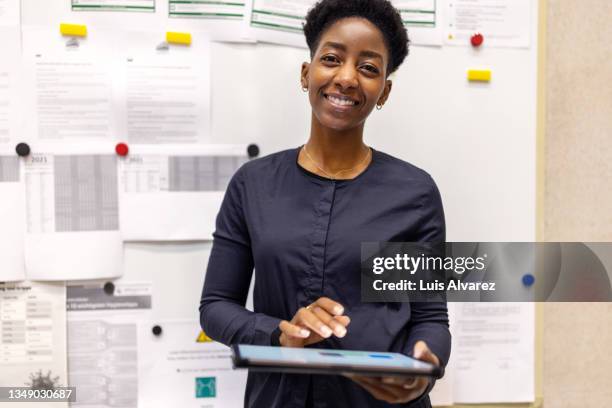 portrait of a confident woman warehouse manager with a digital tablet - industrial portraits character photos et images de collection