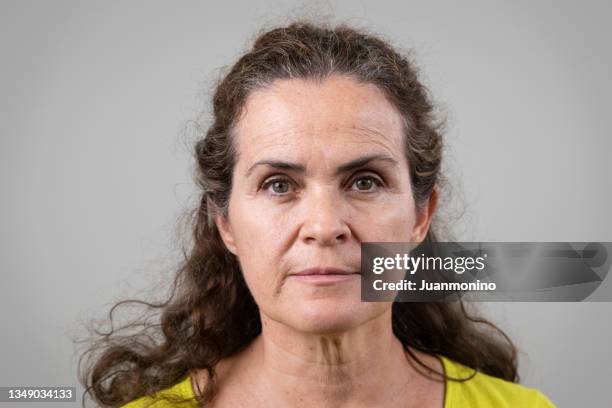 persone reali - donna matura caucasica seria che guarda la fotocamera - intense portrait woman face foto e immagini stock