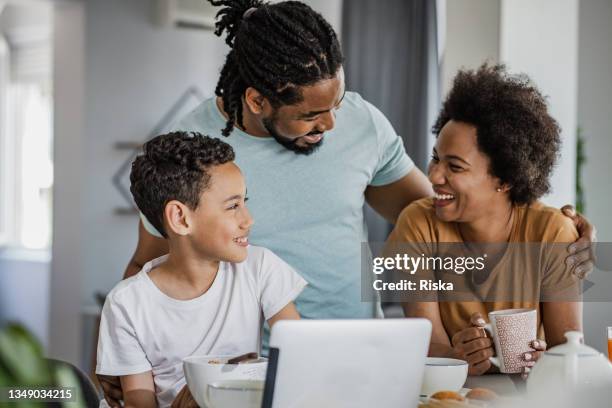 familie beim gemeinsamen frühstück - boy in pajamas and mom on tablet stock-fotos und bilder