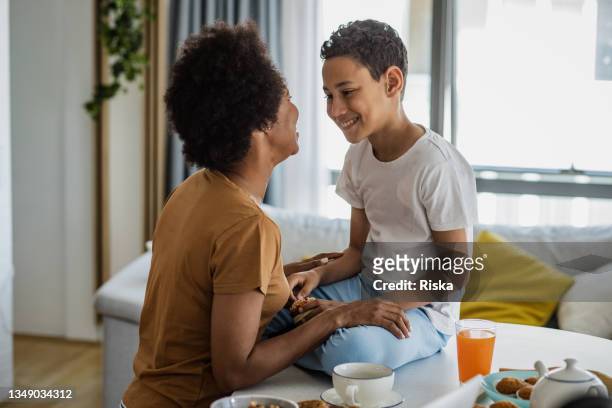 mother and son spending time together in the morning - no ordinary love stockfoto's en -beelden