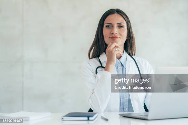 portrait of female doctor - doctor lab coat imagens e fotografias de stock