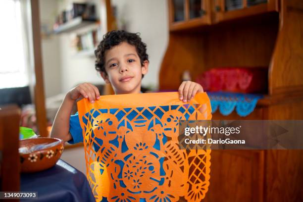 enfant mettant l’autel des morts à la maison - calavera photos et images de collection