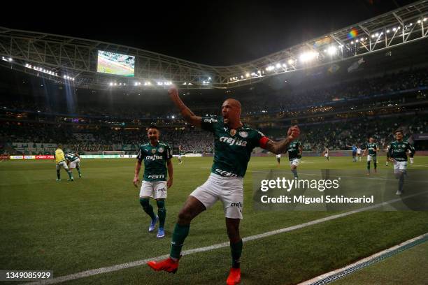 Felipe Melo of Palmeiras celebrates after scoring the second goal of his team during the match between Flamengo and Palmeiras as part of the...