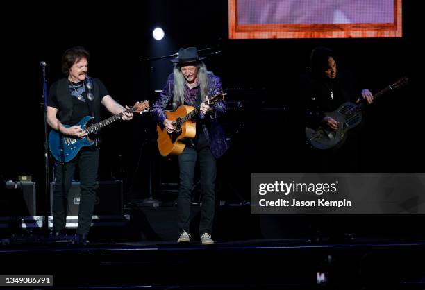 Tom Johnston, Patrick Simmons and John McFee of The Doobie Brothers perform at Bridgestone Arena on October 25, 2021 in Nashville, Tennessee.