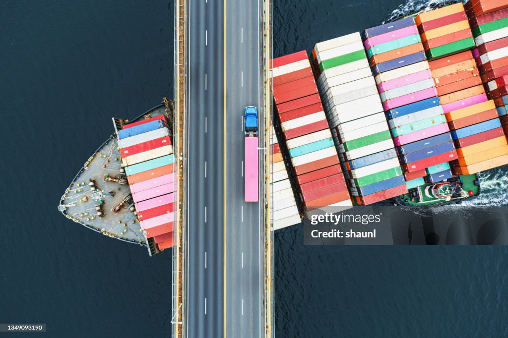 Containerschiff unter der Brücke