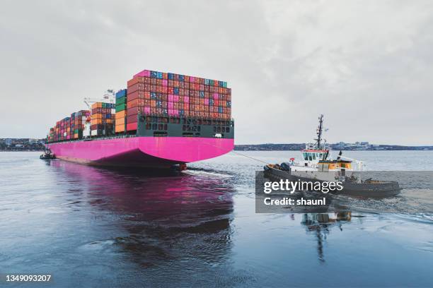 container ship in harbour - tugboat stock pictures, royalty-free photos & images