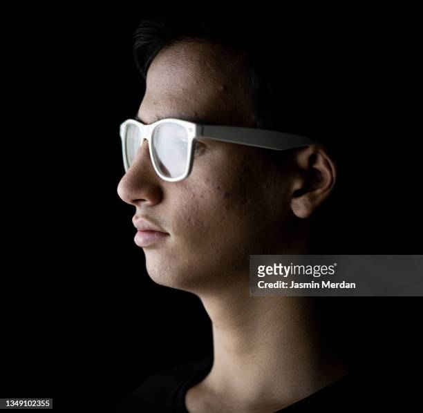 profile view of teenager with glasses - clave baja fotografías e imágenes de stock