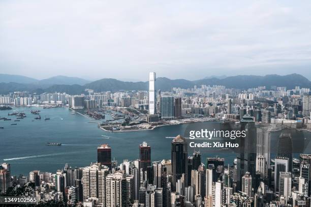 skyline of victoria harbour, hong kong, china - hong kong harbour stockfoto's en -beelden