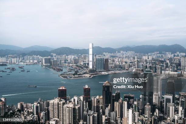 skyline of victoria harbour, hong kong, china - victoria hong kong stock pictures, royalty-free photos & images