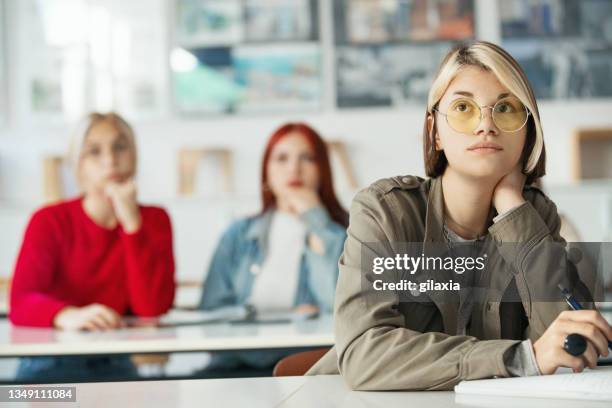 gymnasiasten in einer klasse. - classroom-front-view stock-fotos und bilder