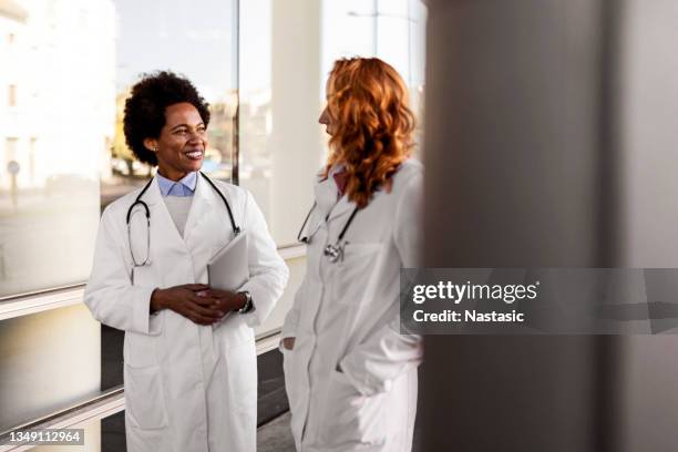 les femmes médecins parlent - blouse blanche femme photos et images de collection