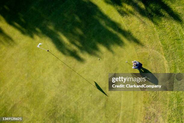 en la vista aérea de putting green - green golf course fotografías e imágenes de stock