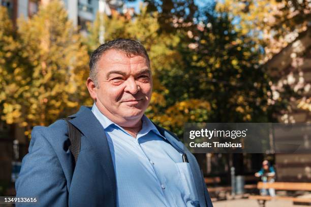 retrato de un alegre anciano obeso, bien vestido para un evento de celebración - europa oriental fotografías e imágenes de stock