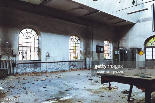 abandoned factory indoors - exploração-urbana - fotografias e filmes do acervo