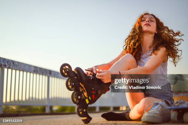 girl with rollerblade - skaten stockfoto's en -beelden