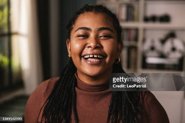 teenage girl portrait at home - vrouw spleetje tanden stockfoto's en -beelden