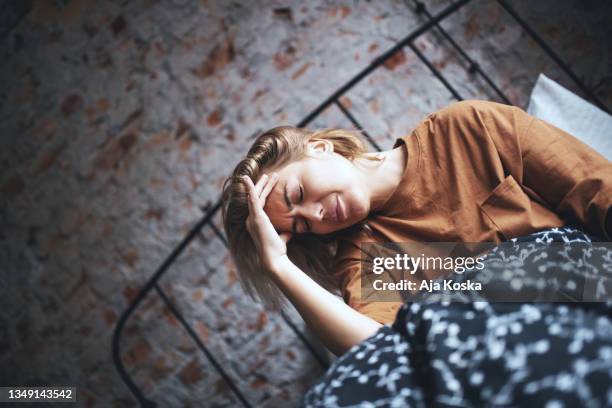 morning headache. - epilepsia imagens e fotografias de stock