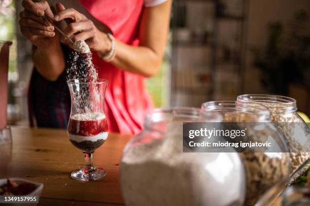 frau bereitet vegane mahlzeit mit antioxidativen zutaten zu hause zu - chia seed stock-fotos und bilder