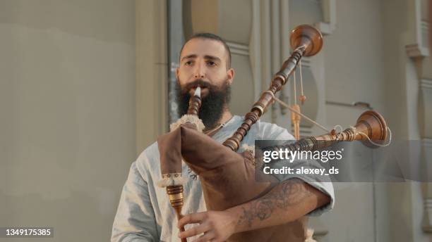 man plaing dudelsack - dudelsack stock-fotos und bilder