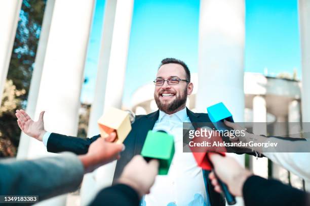 felice politico maschio sorridente che parla di riforme statali e di una vita migliore dopo le elezioni - politica foto e immagini stock