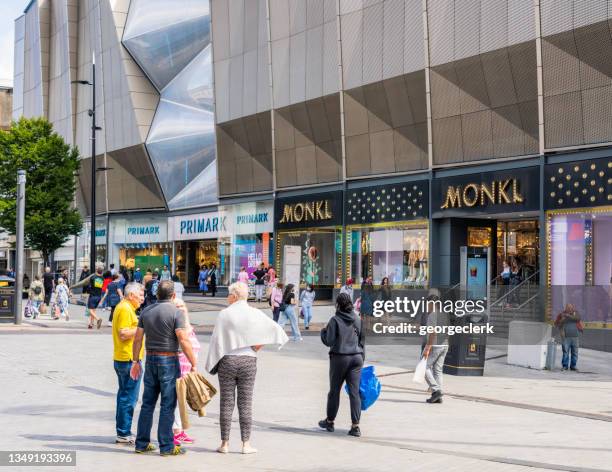 compras en el centro de birmingham - centro comercial bull ring fotografías e imágenes de stock