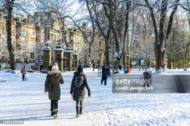 snow in queen's park, glasgow - pedestrian winter stock pictures, royalty-free photos & images