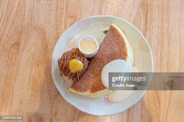 japanese style souffle, muffins, pancake with creamy sauce - souffle stock pictures, royalty-free photos & images