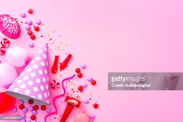 fiesta rosa o fondo de cumpleaños. espacio de copia - matasuegras fotografías e imágenes de stock