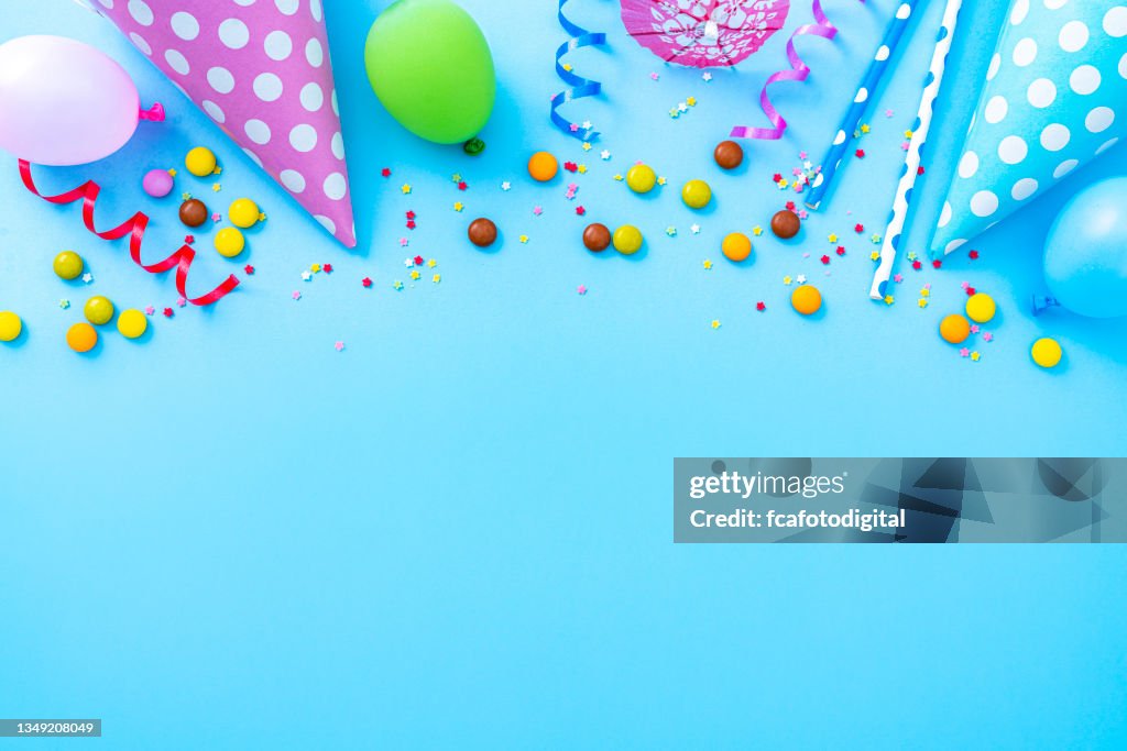 Cadre d’accessoires de fête ou d’anniversaire multicolores