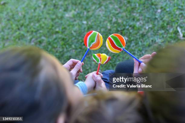children eating popsicle - lolly stockfoto's en -beelden