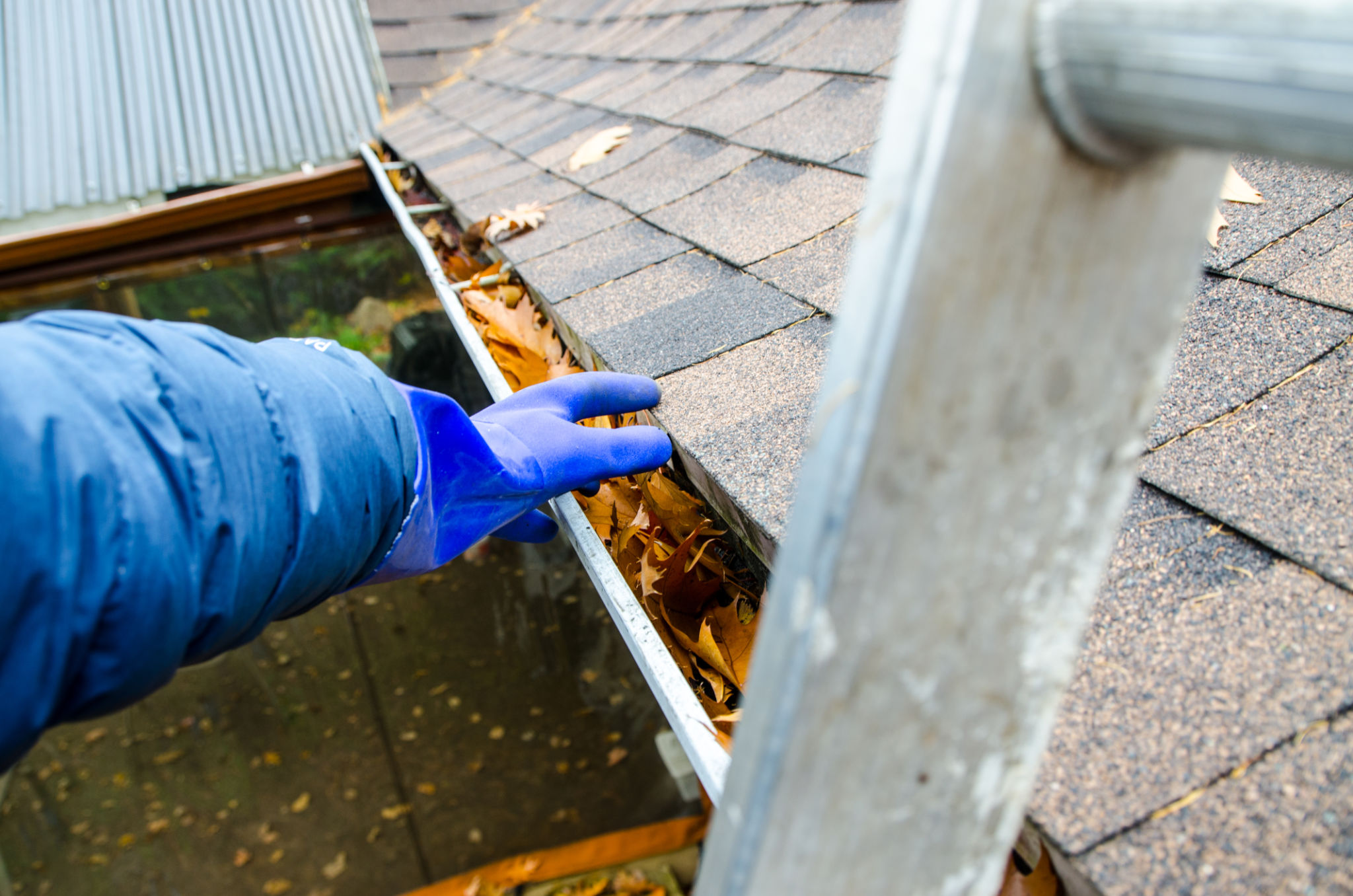 cleaning gutters