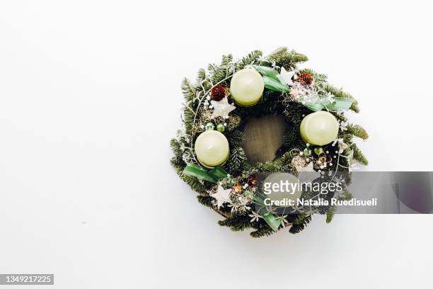 advent wreath with four candles to count four weeks until christmas. - four objects stock-fotos und bilder