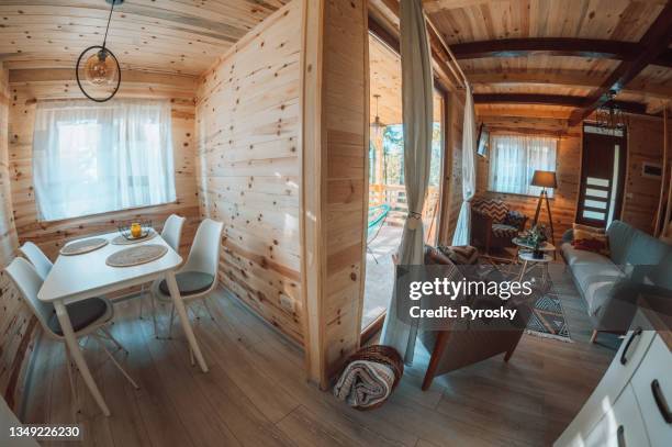cottage mit natürlichen holzbrettwänden - deckenverkleidung holz stock-fotos und bilder
