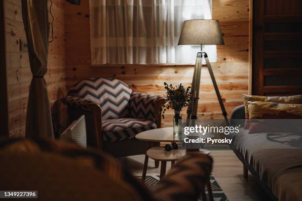cozy mountain cabin interior during night - comfortabel stockfoto's en -beelden