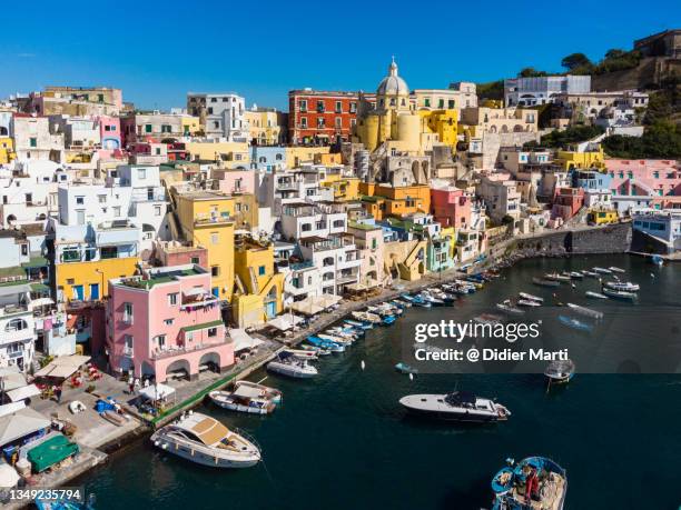 stunning view of the procida island and village in the bay of napoli in italy - mezzogiorno stock-fotos und bilder