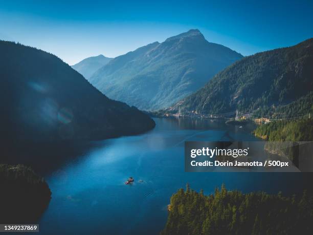 scenic view of lake and mountains against blue sky,whatcom county,washington,united states,usa - lake whatcom foto e immagini stock