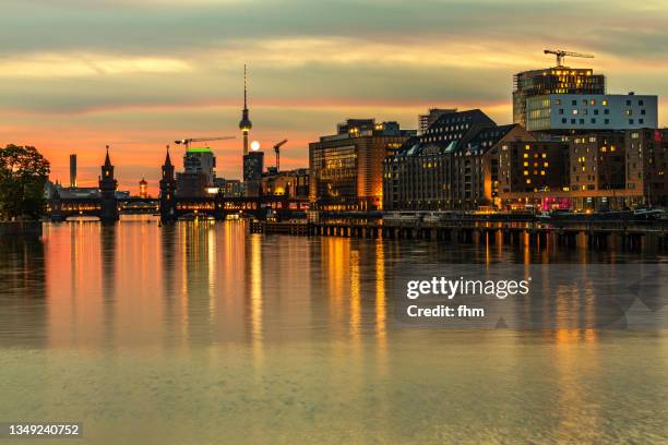 berlin skyline "mediaspree" with famous oberbaumbrücke and television-tower (kreuzberg-friedrichshain, berlin, germany) - berlin nightlife stock pictures, royalty-free photos & images