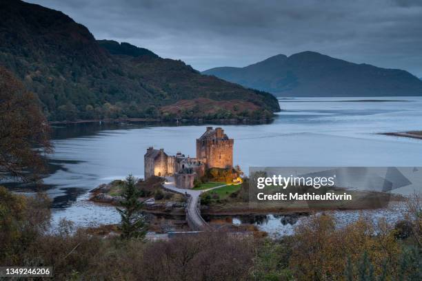 scotland, eilean donan castle - highlands escocesas fotografías e imágenes de stock