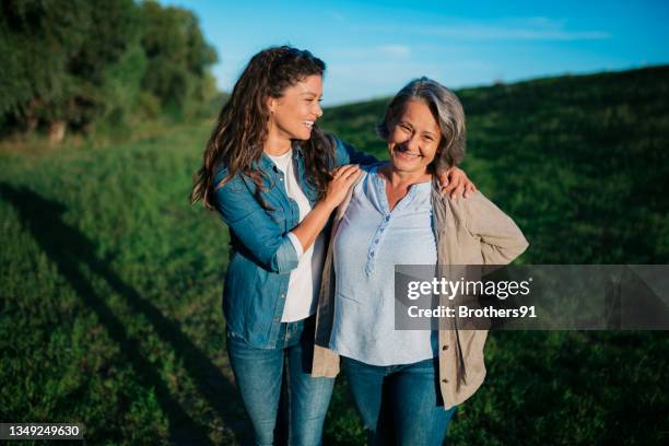 kaukasische mutter und tochter feiern muttertag in der natur - mother adult daughter stock-fotos und bilder