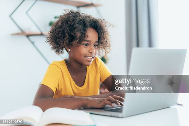 homeschooling - black girl with computer stock-fotos und bilder