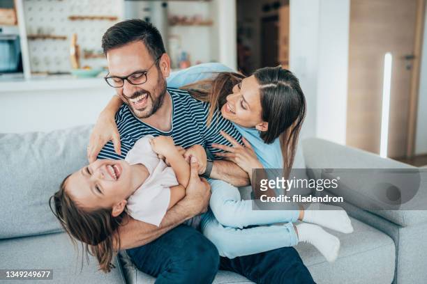 familienspaß - happiness stock-fotos und bilder